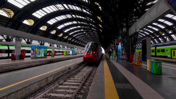意大利 米兰03 2024高速列车离开米兰中央车站 火车的误点镜头 旅行和客运概念 高质量的4K镜头 — 图库视频影像