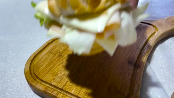 Ein Großes Leckeres Sandwich Mit Schinken Reifem Salat Und Geschmolzenem — Stockvideo