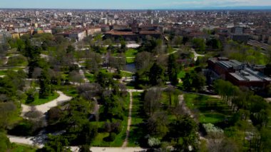 Castello Cforzesco Kalesi 'nin yanındaki Sempione parkının hava görüntüsü. Milano 'da bir dönüm noktası ve cazibe merkezi. Modern gökdelenlerin manzarası. Ekoloji. Yeşil Gezegen Milan mı? İtalya, 