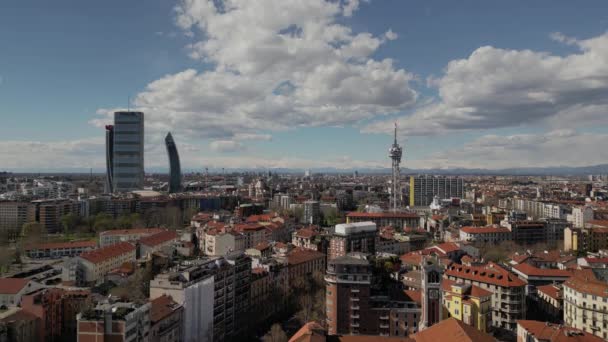 Gökdelenlerden Anten Kulesinden Şehrin Gökyüzü Manzarası Nsansız Hava Aracı Düşüyor — Stok video