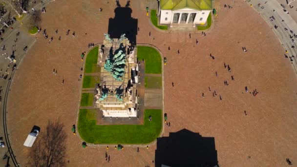 平和のアーチ スクエア スパイオニア 観光客は晴れた春の日に広場を散策する ミラノ イタリア — ストック動画