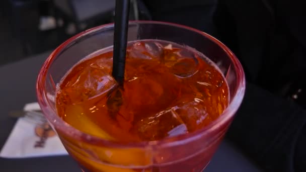 Ein Glas Aperol Spritz Cocktail Auf Einem Tisch Straßenrestaurant Eine — Stockvideo