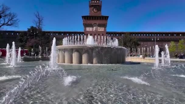 城スフォルツァ城の有名な噴水 ミラノ イタリア スローモーション — ストック動画
