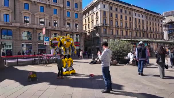 Mailand Italien 2024 Ein Animateur Anzug Eines Gelben Transformator Hummelroboter — Stockvideo