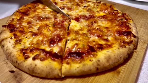 ピザパイの撮影を ピザパイに詰め込む イタリアンフードシェフのショットは テーブルで皿を提供する前にナイフでピザを彫る プロのパン屋料理 木のペストリーフード — ストック動画