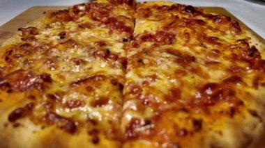 Mozarella pizzası dilimleyen kadın yavaş çekimde yaklaşır. Fırından çıkan lezzetli İtalyan pizzası. Yemek ve 4k 'lık görüntüler. Yüksek kalite 4k görüntü