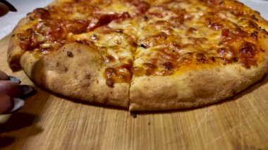 Bir parça sıcak mozzarella pizzası. Bir kadın eli, lezzetli İtalyan pizzası ve yemek siparişi alır. Yemek ve 4k 'lık görüntüler. Yavaş çekim.