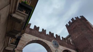 Verona, İtalya 03.2024. Verona İtalya 'nın tarihsel kısmını gezin. Bahar bulutlu bir günde Verona şehir merkezinde bir sürü insan dolaşıyor. İtalya seyahat konsepti. İtalyan mimarisi. 
