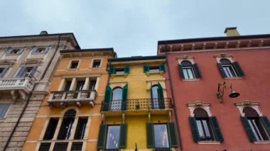 Verona, İtalya 03.2024. Verona İtalya 'nın tarihsel kısmını gezin. Bahar bulutlu bir günde Verona şehir merkezinde bir sürü insan dolaşıyor. İtalya seyahat konsepti. İtalyan mimarisi. 