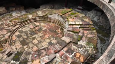 İtalya, Verona Vecchia. Arkeolojik kazılar. Kazılar Aslan Kapısı 'nın yanında ve Adige Nehri' nin kıvrımında yapılıyor..