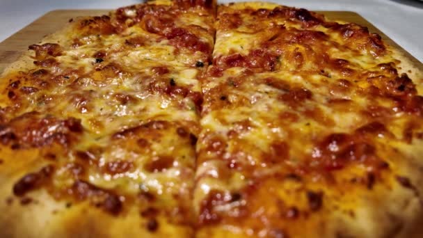 Mujer Rebanando Pizza Mozzarella Cerca Cámara Lenta Deliciosa Pizza Italiana — Vídeos de Stock