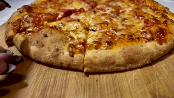 ホットモッツァレラピザの一部 女性の手は熱いおいしいイタリアのピザ 食べ物の配達を取ります 食べ物と4K映像を飲みました スローモーション — ストック動画