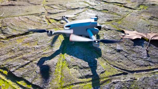 Miniaturní Dron Odstartuje Kamenné Plošiny Slunnou Blízký Záběr Malého Dronu — Stock video