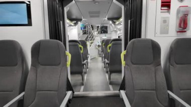 Sabit bir trendeki boş koltuklar, Coronavirus salgını sırasında tüm tren boş, işe gitmek yok, seyahat yok ve tatillerin iptal edilmesi yok.