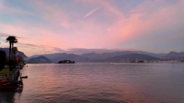 Maggiore Gölü 'nde gün batımı, İtalya Stresa. Gölün üzerinde pembe gün batımı