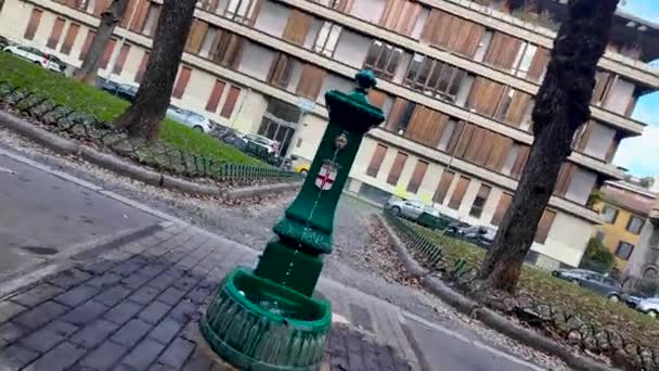 Oude Stads Metalen Fontein Met Drinkwater Milaan Italië Overdag Real — Stockvideo