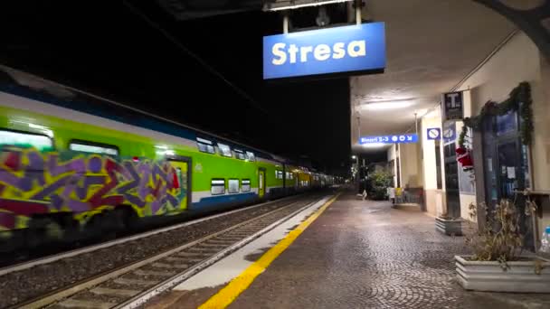 Italie Stresa 2024 Train Passe Gare Soir Dans Ville Stresa — Video
