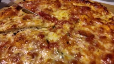 Mozarella pizzası dilimleyen kadın yavaş çekimde yaklaşır. Fırından nefis İtalyan pizzası.. 