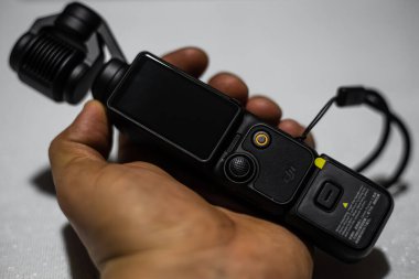 Milan, İtalya 4.04. 2024: Cep kamerası sabitleyicisi DJI Osmo Pocket 3.
