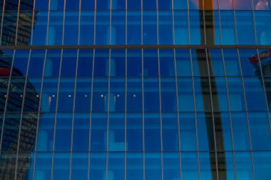 Milano, İtalya 'daki cam binalar. Şehir yaşamı alışveriş merkezi kompleksi. Finans, ekonomi, gelecekteki kavramlar. 