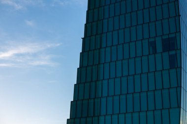 Ofis binasının ön planı ve mavi gökyüzü. Milan, İtalya. Şehir Yaşamı. Finans, ekonomi, gelecekteki kavramlar. Yüksek kalite fotoğraf