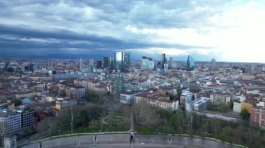 Gün batımında Milan 'ın hava manzarası. Milan gökdelenleri dramatik bulutların arka planına karşı. Yüksek kalite 4k görüntü