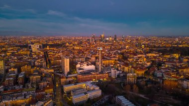 Gün batımında İtalyan metropolünün silueti. İtalya, Milano