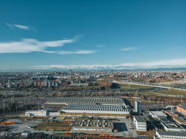 San Donato M3 metro ve otobüs durağının son istasyonunun insansız hava aracı görüntüsü. İtalya, San Donato Milano. 