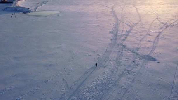 Menina Rio Volga Congelado Pôr Sol Vídeo Drone Rússia Togliatti — Vídeo de Stock