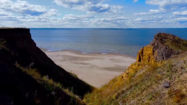 Nature Drone フッテージはヴォルガビーチの暖かい日を強調しています ロシア タリアッティ サマラ地方 高品質の4Kドローン映像 — ストック動画