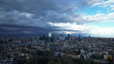 Milano, Italia 9.04.2024: Milan Şehir Hayatı dramatik bulutların oluşturduğu bir arka planda binalar inşa ediyor. Yüksek kalite 4k görüntü