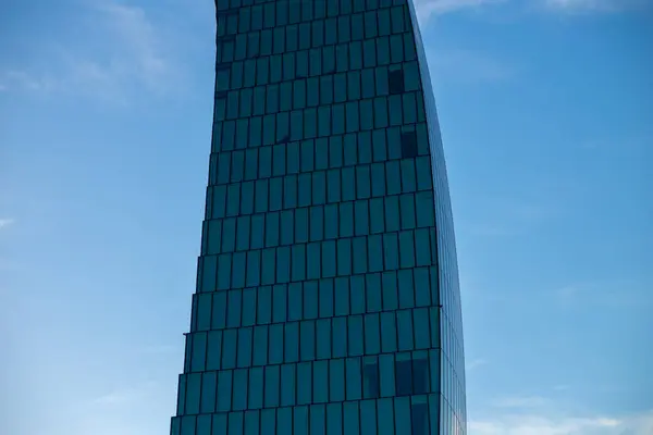 Mavi gökyüzüne karşı ofis binası. Mesaj için yer. Milano, İtalya 'daki cam binalar. CityLife Alışveriş Bölgesi - yeni ticari ve konut alanı. Finans, ekonomi, gelecekteki kavramlar. 