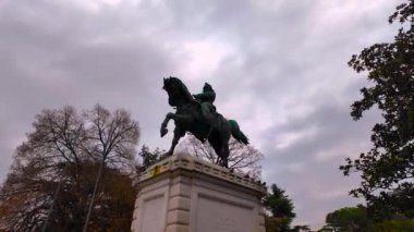 VERONA, İtalya - 3.01.2024: Kış tatilinde Verona 'nın merkezinde bir yürüyüş. Yüksek kalite 4k görüntü