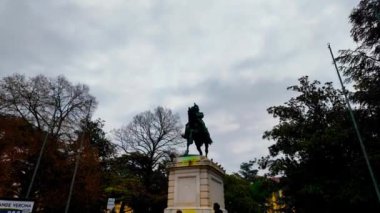 VERONA, İtalya - 3.01.2024: Kış tatilinde Verona 'nın merkezinde bir yürüyüş. Yüksek kalite 4k görüntü