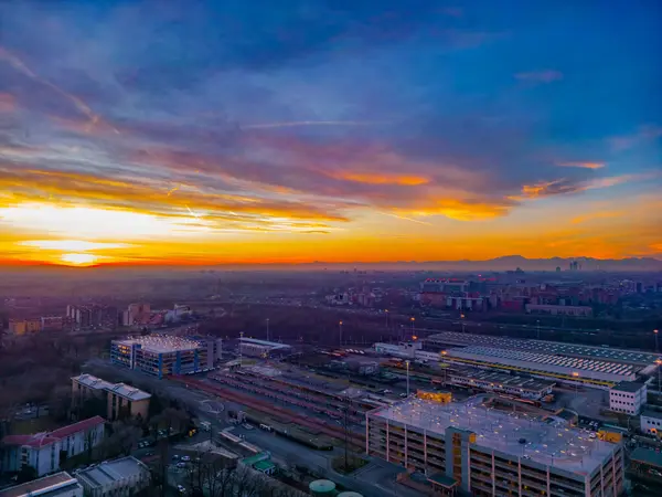 Madrid 'in şehir merkezi. Akşamları renkli günbatımı gökyüzü altında çağdaş konut binaları var.