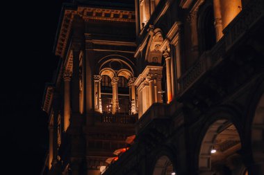 Galleria Vittorio Emmanuel II, Avrupa 'nın ilk atari salonlarından biri olan Milano' nun merkezindeki kapalı bir alışveriş galerisi. Yüksek kalite fotoğraf.