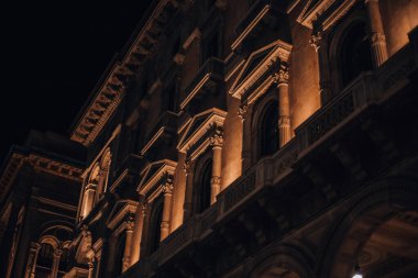 Galleria Vittorio Emmanuel 2. Yılbaşı akşamı, Avrupa 'nın ilk atari salonlarından biri olan Milan' ın merkezinde kapalı bir alışveriş galerisi. 