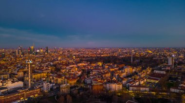 Gün batımında İtalyan metropolünün şehir silueti. İtalya, Lombardiya, Milano. 