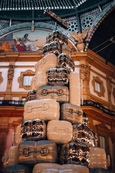 İtalya, Milan 25.12.2023 - Milano 'da Gucci Noel Ağacı. Lüks alışveriş galerisi Vittorio Emanuele II. Yüksek kalite fotoğraf.