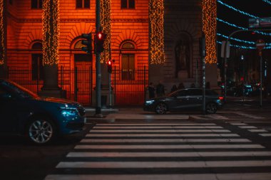 Milano Caddesi, gece. Tipik İtalyan binaları ve Milano, İtalya 'da sokak manzarası 25.12.2023 