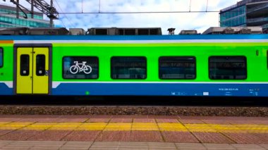 İtalya, Milan 'daki Rogoredo istasyonundan geçen yüksek hızlı tren 12.04.2024. Yüksek kalite 4K görüntü. Yavaş çekim