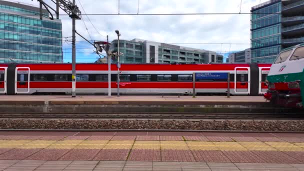 Τρένο Υψηλής Ταχύτητας Που Διέρχεται Από Σταθμό Rogoredo Στο Μιλάνο — Αρχείο Βίντεο