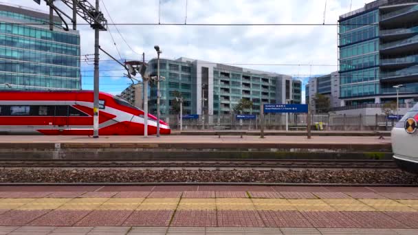 Vysokorychlostní Vlak Projíždějící Stanicí Rogoredo Miláně Itálie 2024 Kvalitní Záběry — Stock video
