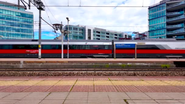 Nagy Sebességű Vonat Halad Rogoredo Állomás Mellett Milánóban Olaszországban 2024 — Stock videók