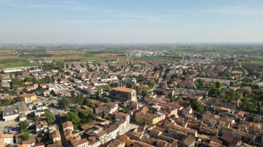 Aerial view Valeggio sul Mincio, İtalya 'nın Venedik bölgesinde bulunan bir komündür. Tipik İtalyan evlerinin çatılarının üst görüntüsü. Yüksek kalite drone fotoğrafı