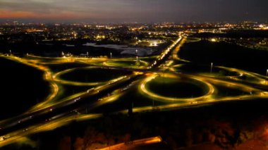 Milan İtalya 'da kavşaklı çevre yolu ve şehrin yüksek ücretli hava aracının gece videosu. A51 Milan Doğu Çevre Yolu. Yüksek kalite 4k drone görüntüsü