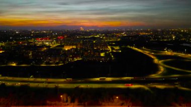 Milan İtalya 'da kavşaklı çevre yolu ve şehrin yüksek ücretli hava aracının gece videosu. A51 Milan Doğu Çevre Yolu. Yüksek kalite 4k drone görüntüsü