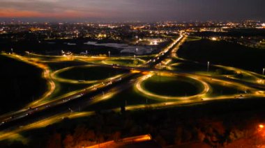 Milan İtalya 'da kavşaklı çevre yolu ve şehrin yüksek ücretli hava aracının gece videosu. A51 Milan Doğu Çevre Yolu. Yüksek kalite 4k drone görüntüsü