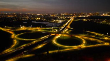 Milan İtalya 'da kavşaklı çevre yolu ve şehrin yüksek ücretli hava aracının gece videosu. A51 Milan Doğu Çevre Yolu. Yüksek kalite 4k drone görüntüsü