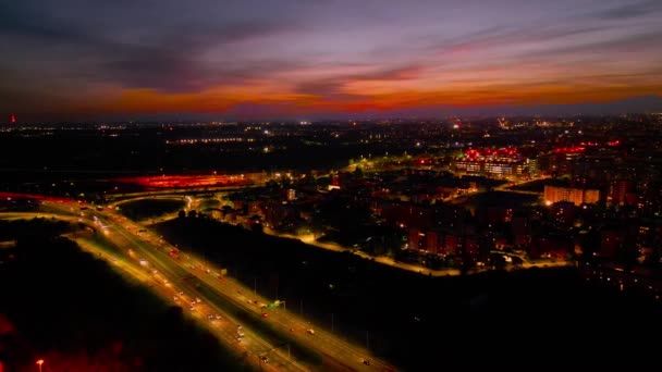 都市の空中ドローンからの夜のビデオは 有料道路 ミラノイタリアのインターチェンジとの環状道路を高めました A51 ミラン イースタン リング ロード 高品質の4Kドローン映像 — ストック動画